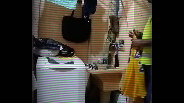 Brincando com o consolo no cu do trabalhador