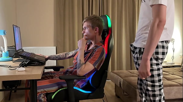distracted the guy from the game and seduced him into sex, licked and fucked him with a big dick, deep throat blowjob and anal fucking