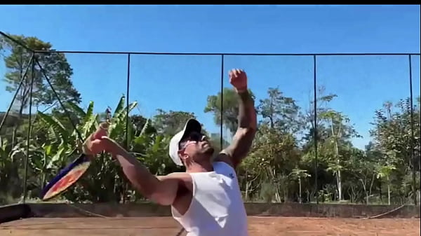FUI JOGAR TENIS E O CLIMA ESQUENTOU. COMI MEU PARCEIRO NA QUADRA MESMO. – FREE