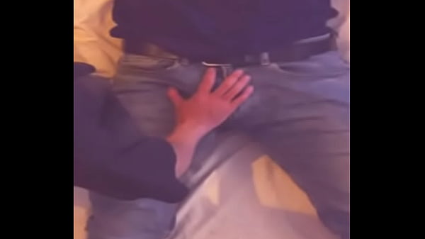 Mi compañero de habitacion llega mareado del bar lo toco por encima de su ropa hasta exitarlo