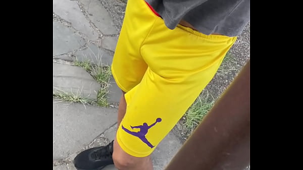 OFERECI UMA GRANA PRO VIZINHO CASADO ME FUDER. PAU TAVA MARCANDO NO SHORT.