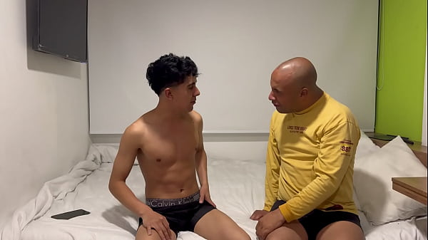 Oral a discapacitado con gran verga y chupando el pene a joven