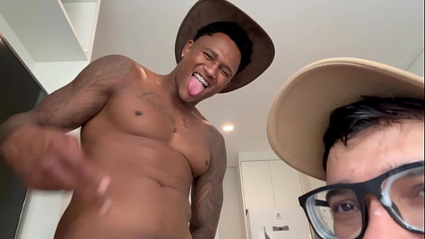 MACROS GOIANO LEVANDO PICA DO NEGÃO DOTADO JONH RICK – SEXO GAY INTERRACIAL SEM CAMISINHA – GOIANO ENTRANDO NA PICA DO BAIANO PAUZUDO