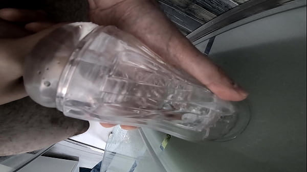 Infilo il fungo in un sex toy trasparente