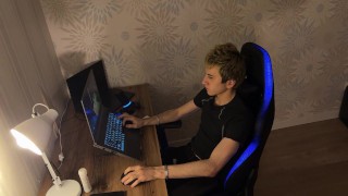 отвлек парня с большим членом от игры на еблю