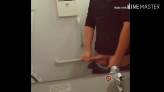 Dude wank at the airport. Risky