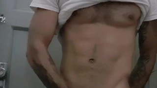 Hetero pillado masturbandose en el baño público