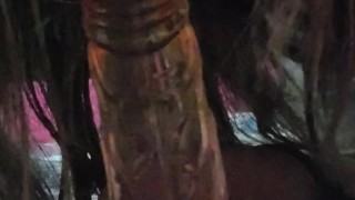 Chica trans practicando como hacer un blowjob