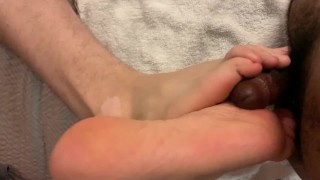 Footjob – Fan from Twitter fucking & cumming on my feet.