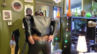 KennieJai jerks off in leather