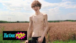 TWINKPOP – It’s His Lucky Day To Meet A Guy Who Is Willing To Suck His Dick For A Ride To The City